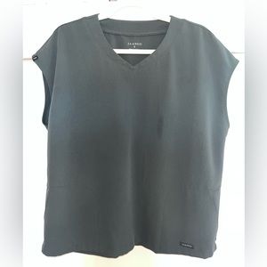 Jaanuu 2-Pocket Cap-Sleeve Scrub Top